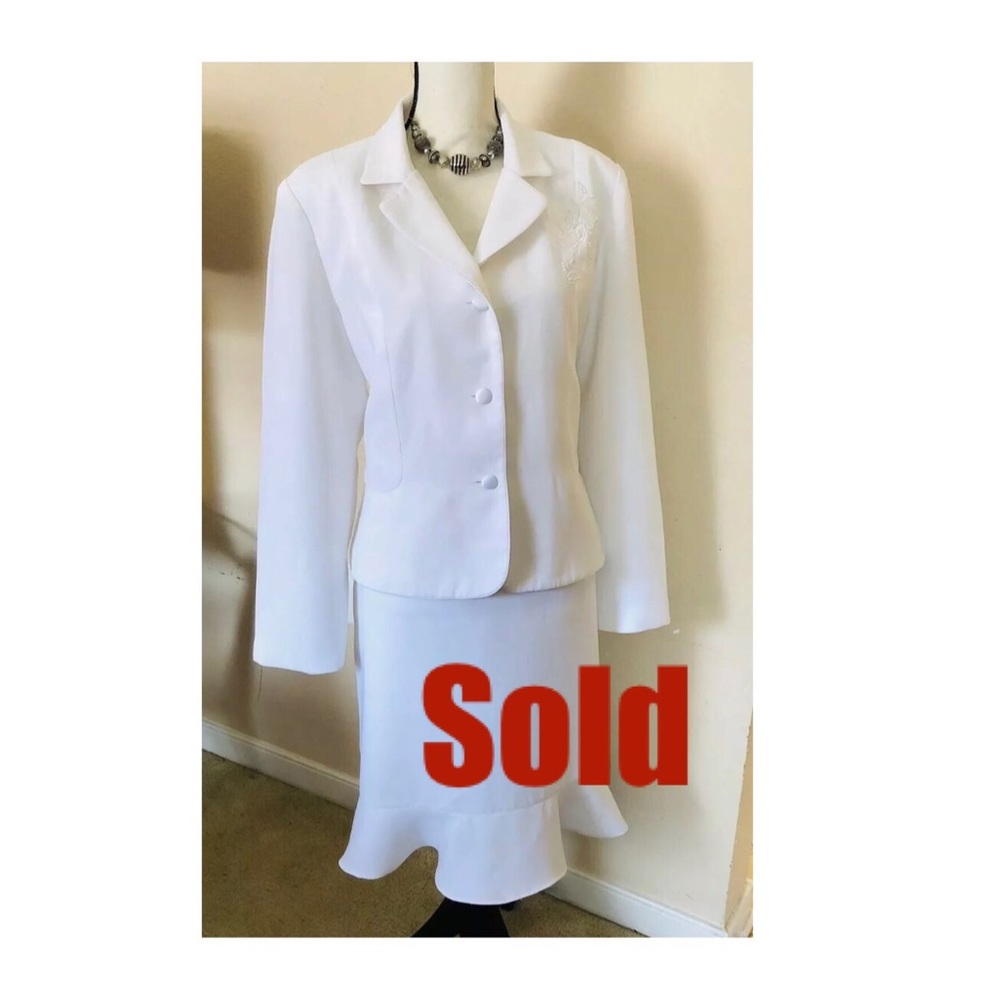 🌹✅White polyester 2-piece dress skirt and blazer.